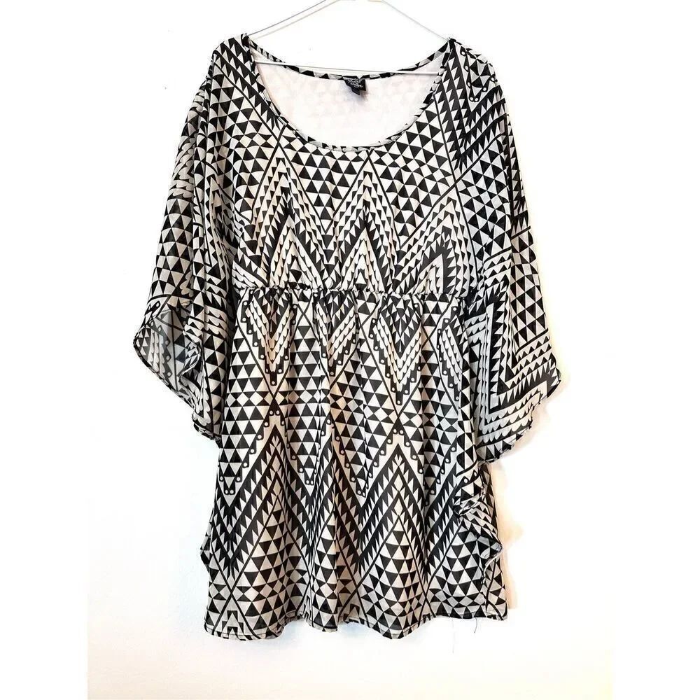 Love Reign Geometric Quarter Bell Sleeve Tunic Mini Dress Black & White Medium
